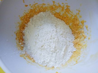 6、南瓜芝麻小饼干,晒入低筋面粉，奶粉。(奶粉没有特殊要求，我用的全脂奶粉)