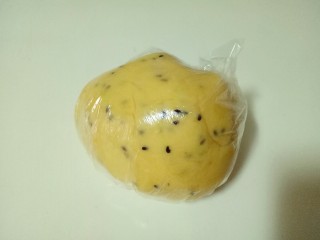 8、南瓜芝麻小饼干,揉好的面团装入食品袋或者用保鲜膜包起来都可以。放入冰箱冷藏30分钟。(是冷藏室)