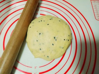 9、南瓜芝麻小饼干,30分钟后取出面团，室温放一会儿。稍软一点即可。