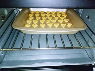 13、南瓜芝麻小饼干,烤箱175度预热5分钟，烤盘入烤箱中层，175度烤13-15分钟，(具体温度和时间，根据自家烤箱性能另定。)