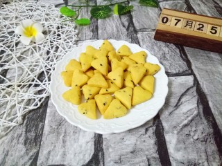 15、南瓜芝麻小饼干,可以开吃啦！黄油的香味，南瓜的清香，好吃哦。