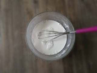 2、不用洗面的快手凉皮,加入清水搅拌均匀