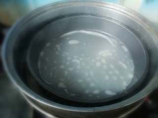 8、不用洗面的快手凉皮,至面皮凝固，表面呈现出大泡泡的状态即可取出，放在凉水盘里隔水降温