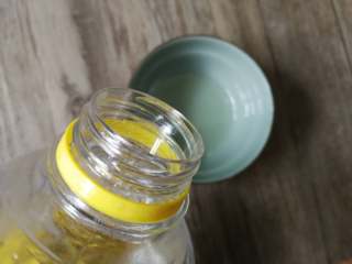 13、不用洗面的快手凉皮,碗里倒入芥花油