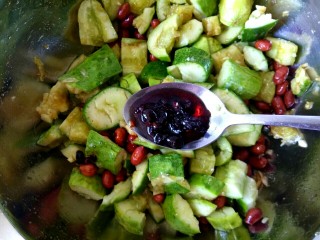 12、花生米拌黄瓜,加入适量老干妈，搅拌均匀即可