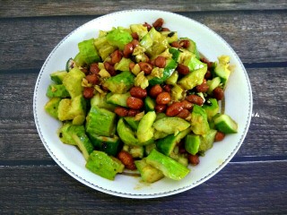 13、花生米拌黄瓜,成品图，喜欢吃辣的可以多放点老干妈或者红油