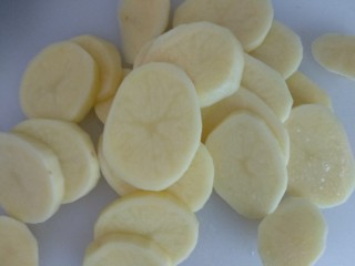 3、蔓越莓土豆月饼,切成薄片。