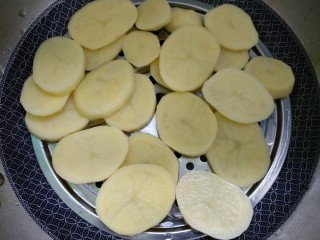 4、蔓越莓土豆月饼,热锅蒸熟。