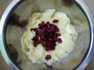 8、蔓越莓土豆月饼,放入蔓越莓。