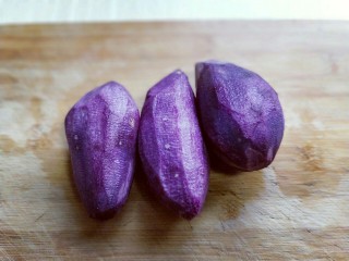 1、#感恩节食谱#南瓜紫薯馅饼,首先将紫薯去皮，洗干净。