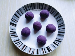 4、#感恩节食谱#南瓜紫薯馅饼,将紫薯泥搓成小团。