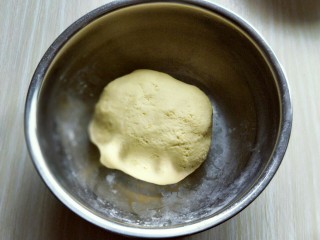 8、#感恩节食谱#南瓜紫薯馅饼,加入糯米粉，揉成面团。(我为什么没有写糯米粉的克数？答； 因为不同的粉吸水不同，还有蒸南瓜的水份也不同，所以我写了根据实际情况。