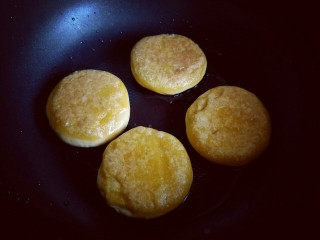 12、#感恩节食谱#南瓜紫薯馅饼,翻一面，记得小火煎两面金黄。(避免表面焦了，里面的糯米还没熟透！)