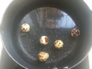 1、牛油果轻食沙拉,锅内加入适量的清水，小火加热煮开，鹌鹑蛋洗干净，放入热水中煮5分钟