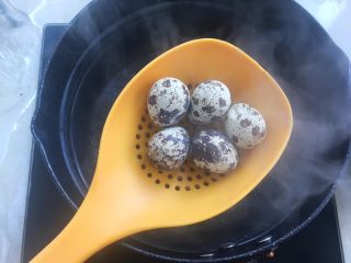 2、牛油果轻食沙拉,煮好的鹌鹑蛋捞出，放一旁降温