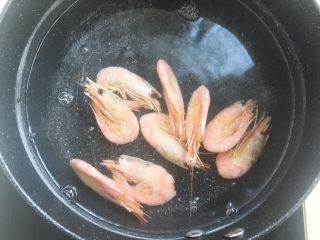 3、牛油果轻食沙拉,北极虾入热水中煮开即可捞出