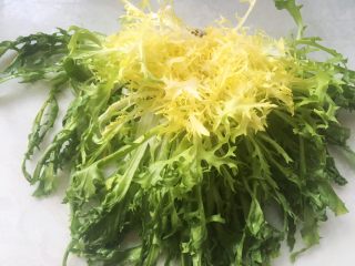 4、牛油果轻食沙拉,苦菊洗干净，滤干水份备用