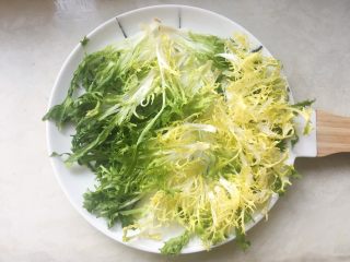 5、牛油果轻食沙拉,盘子内铺上一层苦菊，一侧会露在外面，可以多摆放一些