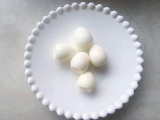 6、牛油果轻食沙拉,鹌鹑蛋剥掉蛋壳，之后用刀对切开