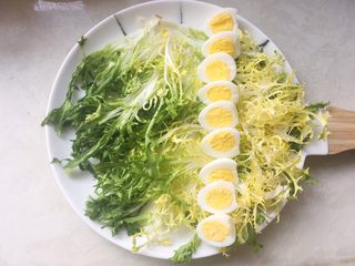 7、牛油果轻食沙拉,将切好的鹌鹑蛋摆放在苦菊上