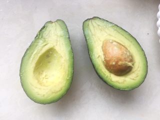 8、牛油果轻食沙拉,牛油果对切开，去掉内核跟外皮