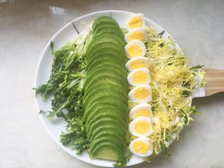 9、牛油果轻食沙拉,之后将牛油果切片，摆放在盘子内