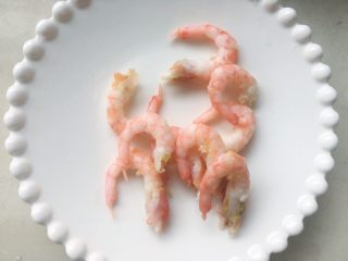 10、牛油果轻食沙拉,北极虾剥掉虾壳