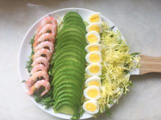 11、牛油果轻食沙拉,均匀的摆放在盘子内