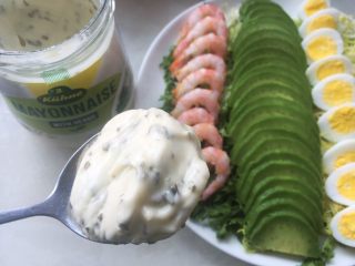 12、牛油果轻食沙拉,取2勺蛋黄沙拉酱，装裱花袋内