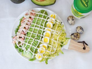 13、牛油果轻食沙拉,裱花袋剪个小口，将蛋黄沙拉酱挤在轻食沙拉表层