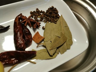 3、自制泡菜,香辛料放入清水中。