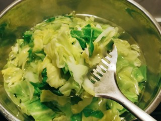 10、自制泡菜,放入开水中汆烫捞出。