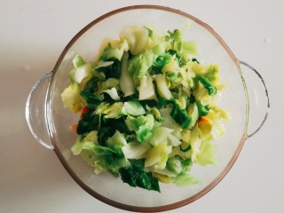 12、自制泡菜,放入泡菜盆里。