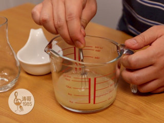 2、这些美爆了的3D果冻花居然是用吸管做的,再加入清水慢慢搅拌均匀，不要太快，要不然会产生气泡，要选用透明度高的吉利丁粉，每个牌子的吉利丁粉透明度都不一样