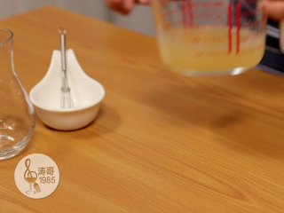 3、这些美爆了的3D果冻花居然是用吸管做的,搅拌均匀后放入微波炉里加热20秒