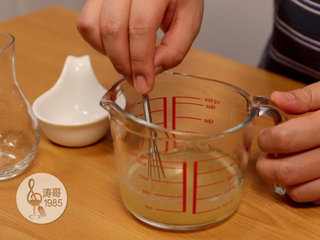 4、这些美爆了的3D果冻花居然是用吸管做的,时间到了后拿出来慢慢搅拌使吉利丁粉完全溶解，如果温度还不够，吉利丁粉没有完全溶解，那就再加热10秒后搅拌，不能一下子加热太久