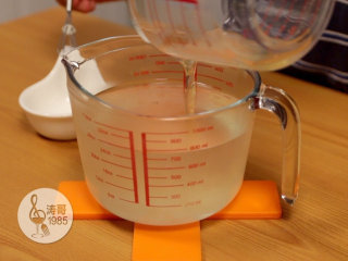 8、这些美爆了的3D果冻花居然是用吸管做的,搅拌均匀后放在一旁备用