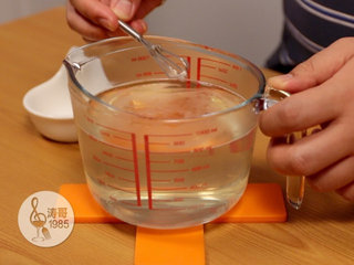 9、这些美爆了的3D果冻花居然是用吸管做的,准备十个一次性球形月饼盒，找些东西把它们固定好，比如杯子、球形硅胶模具或巧克力模具，只要能固定什么都可以