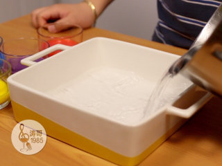 19、这些美爆了的3D果冻花居然是用吸管做的,然后在一个大的耐高温容器里倒入热水