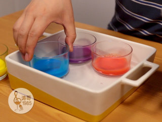 20、这些美爆了的3D果冻花居然是用吸管做的,把调好色的果冻液放进热水里保温，避免温度太低导致凝固