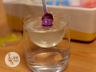 24、这些美爆了的3D果冻花居然是用吸管做的,盛一点彩色果冻液到小坑里