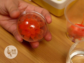 31、这些美爆了的3D果冻花居然是用吸管做的,换新的果冻液进去继续扎花瓣，花瓣要互相交错开，像真的花朵一样