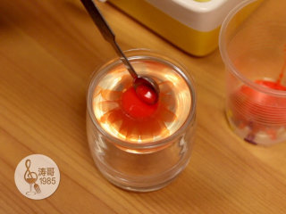 32、这些美爆了的3D果冻花居然是用吸管做的,花瓣都扎好后可以去除果冻液后翻过来看效果