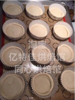 1、自制迷你披萨,发面这块可以是馒头面，也可以是做面包的面，一发完成后，排气－切割－滚圆－擀成圆饼（注意别太厚）像包子皮的厚度就行，稍微整形，放在模具中