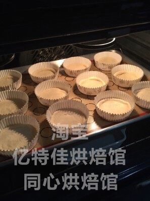 2、自制迷你披萨,放在烤箱里，在里面放一盘热水提高温度湿度