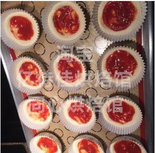 3、自制迷你披萨,体积变大后再放一勺披萨酱，用汤勺抹平