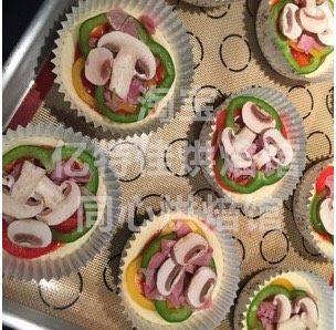 5、自制迷你披萨,放上两片蘑菇片