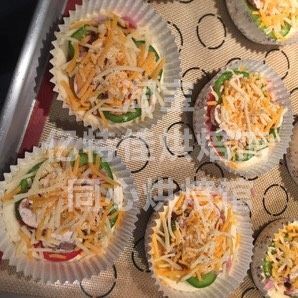 6、自制迷你披萨,撒上一层马苏里拉