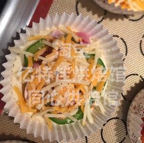 7、自制迷你披萨,再撒一点黑胡椒粉和cheese粉