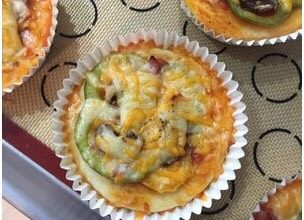 8、自制迷你披萨,烘焙温度180度，上色即可